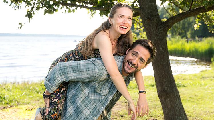 Nora (Zoe Moore) und Samu (F&eacute;lix Herzog) kommen sich Jahre nach ihrer unsch&ouml;nen Trennung wieder n&auml;her.