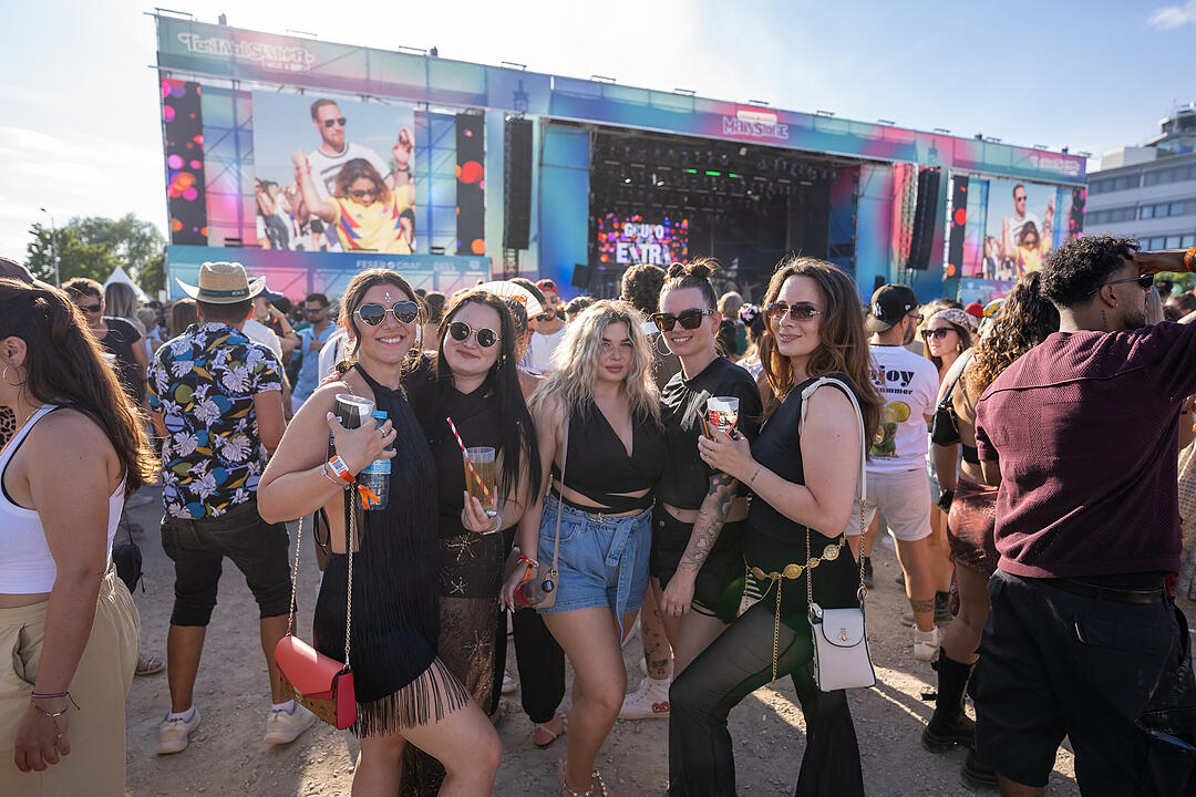 Mit vielen internationalen und nationalen Live-Acts.