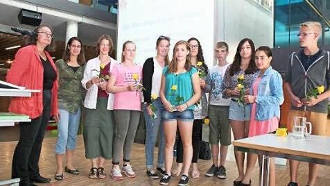 Diese Schüler engagierten sich am meisten, mit Rektorin Jutta Romeis, Jugendpflegerin Julia Weiland und Lehrerin Anja Stute (v.l.)