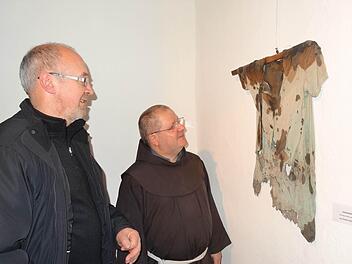 Herbert Holzheimer und Pater Rainer Treutlein sind im Gespräch über das "Leidenshemd" auf dem Kreuzberg Foto: Marion Eckert