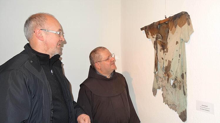 Herbert Holzheimer und Pater Rainer Treutlein sind im Gespräch über das "Leidenshemd" auf dem Kreuzberg Foto: Marion Eckert