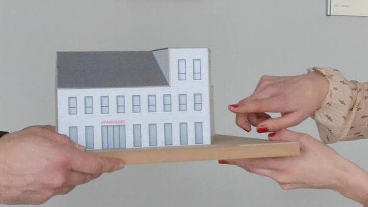 Michael und Henriette Lutz zeigen ein Modell des künftigen Sparkassenbaus. (Foto: Rainer Lutz)