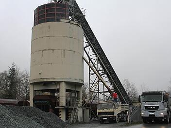 Handarbeit ist immer vonnöten: Denn manchmal verstopft das Rohr mit zu feinem Material und es muss händisch wieder frei gemacht werden. Fotos: Sonja Adam