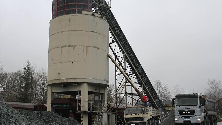 Handarbeit ist immer vonnöten: Denn manchmal verstopft das Rohr mit zu feinem Material und es muss händisch wieder frei gemacht werden. Fotos: Sonja Adam