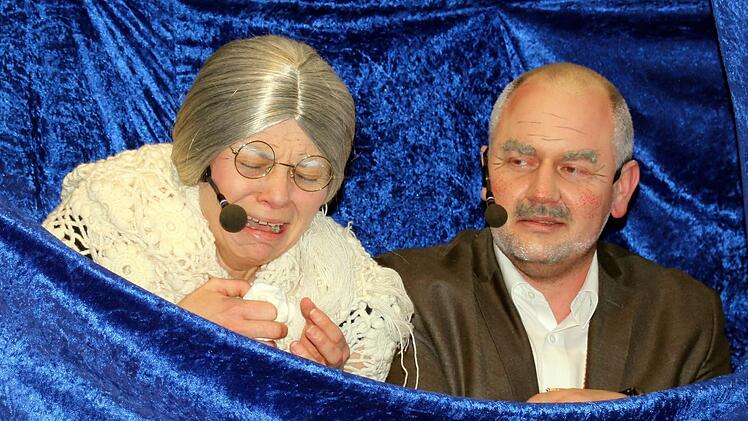 Warfen einen kritischen Blick auf Bühne und Stadtgeschehen: Kerstin Thein und Bernd Rathgeber alias Ingeborg und Albert. Foto: Bettina Knauth