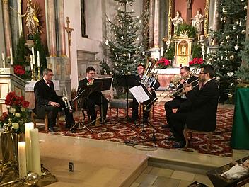 Jürgen Weyer (Trompete), Georg Stiehrmann (Horn), Bernhard Sauer (Tuba), Hubert Ziegler (Posaune) und Sebastian Raab (Trompete) sorgten zusammen mit Wolfram Reidelbach an der Orgel für ein begeisterndes Konzert in der Wildfleckener Kirche. Foto: Regina Rinke