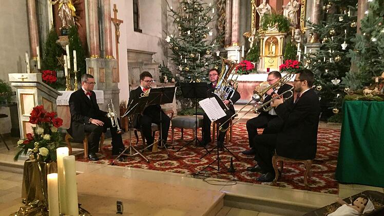 Jürgen Weyer (Trompete), Georg Stiehrmann (Horn), Bernhard Sauer (Tuba), Hubert Ziegler (Posaune) und Sebastian Raab (Trompete) sorgten zusammen mit Wolfram Reidelbach an der Orgel für ein begeisterndes Konzert in der Wildfleckener Kirche. Foto: Regina Rinke