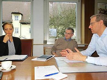 Annika Lang und Josef Hennemann (von links) stellten Bürgermeister German Hacker gestern die bisherigen Ergebnisse der Arbeitsgruppe Wohnen vor. Foto: Richard Sänger