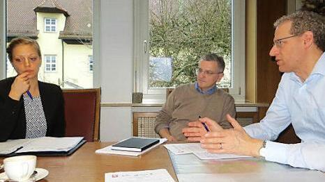 Annika Lang und Josef Hennemann (von links) stellten Bürgermeister German Hacker gestern die bisherigen Ergebnisse der Arbeitsgruppe Wohnen vor. Foto: Richard Sänger