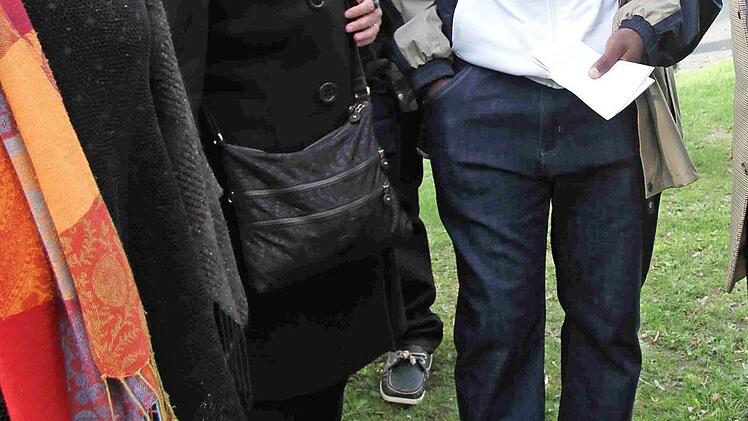 Rosa Abel (Vierte v. l.), Bürgermeister Boukaré Ouédraogo und Altbürgermeister Hans Lang mit der gesamten Delegation aus Burkina Faso auf der Führung durch Herzogenaurach.