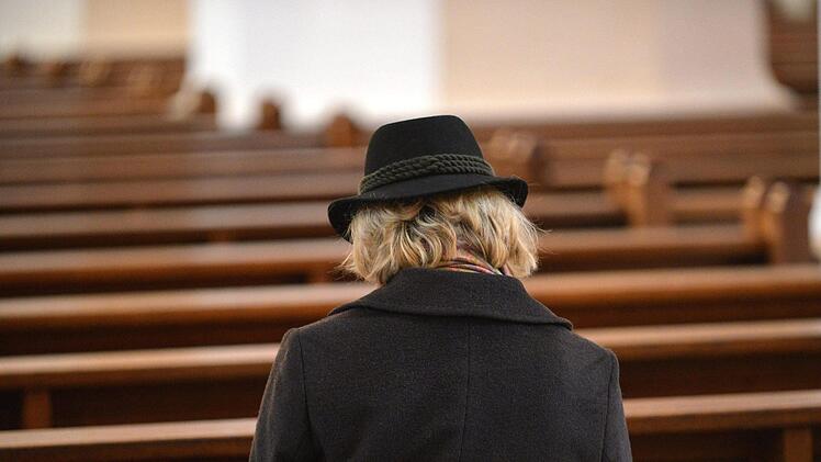 2016 gab es weniger Austritte und mehr Taufen - die Mitgliederzahlen in der katholischen und evangelischen Kirche sinken dennoch weiter. Foto: epd