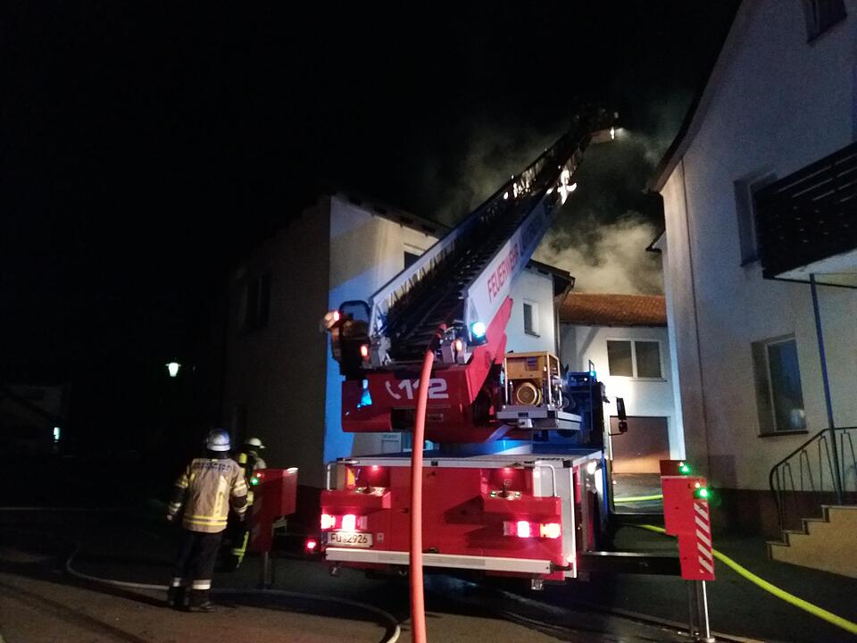 Dachstuhlbrand fordert Feuerwehr: Brandobjekt schwer zugänglich