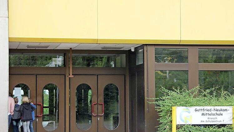 Noch sind die Türen der Gottfried-Neukam-Mittelschule geschlossen.