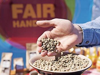 Wenn von fairem Handel die Rede ist, dann geht es meist um Kaffee. Fair Trade ist aber viel mehr, wie die Initiative in Eltmann jetzt deutlich macht. Die Stadt und der neue Steuerungskreis wollen vor allem den Gedanken eines fairen Umgangs ins Blickfeld rücken.  Foto: Wolfram Kastl/dpa