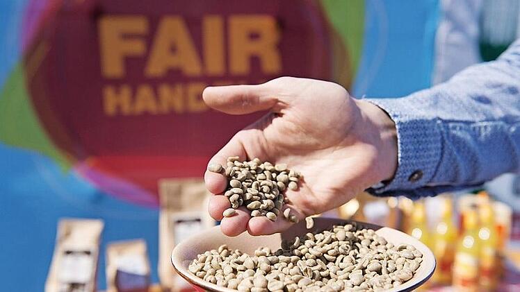 Wenn von fairem Handel die Rede ist, dann geht es meist um Kaffee. Fair Trade ist aber viel mehr, wie die Initiative in Eltmann jetzt deutlich macht. Die Stadt und der neue Steuerungskreis wollen vor allem den Gedanken eines fairen Umgangs ins Blickfeld rücken.  Foto: Wolfram Kastl/dpa