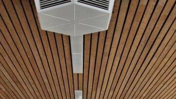 Das Dach der Mittelschule, vor allem im Bereich der Aula (Foto), muss ausgebessert oder saniert werden, da bereits Wassereinbrüche zu sehen sind. Hausmeister Günther Krettek hat eine Notsicherung vorgenommen. Foto: Helmut Will