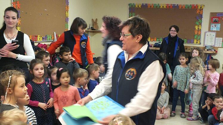 Zum Abschied gab es viele Geschenke.   Foto: Manfred Welker