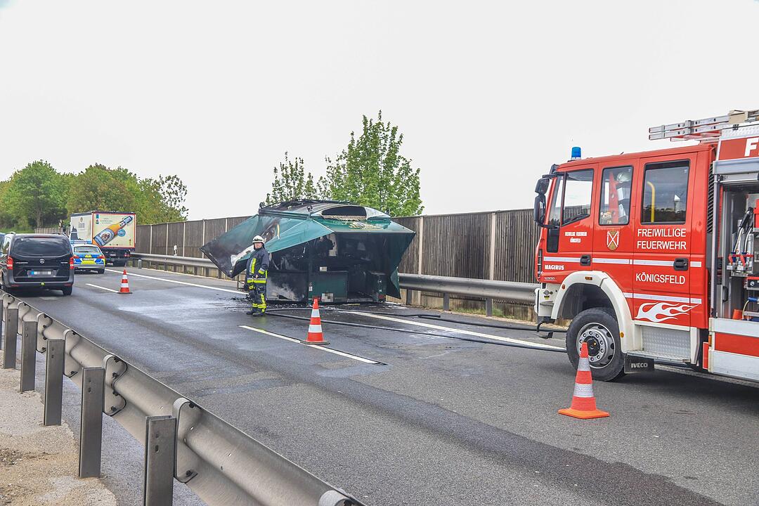 Bierausschank brennt auf A70 aus
