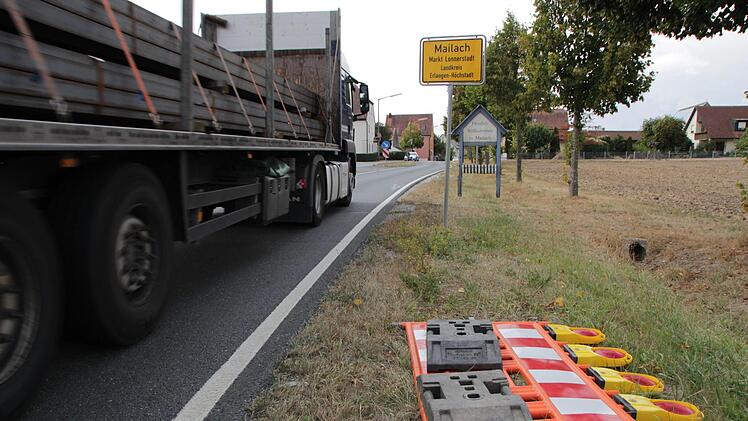 Am Ortseingang von Mailach liegen die Absperrbaken schon bereit. Am Montag werden sie aufgestellt.   Foto: Andreas Dorsch