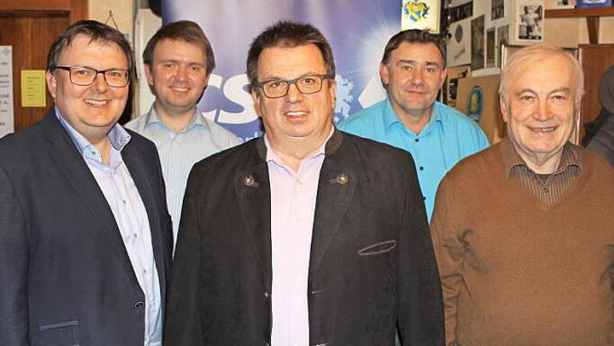 Rudolf Schnappauf (Mitte) übernimmt den CSU-Ortsverband Friesen als 1. Vorsitzender. Seine gleichberechtigten Stellvertreter sind Bernd Liebhardt (links), Christian Schaller (2 v.r.) und Rudolf Hanna (rechts). Weiterhin gehört Schriftführer Bernd Schnappauf (2 v.l.) dem engeren Vorstand an.  Foto: Michael Wunder