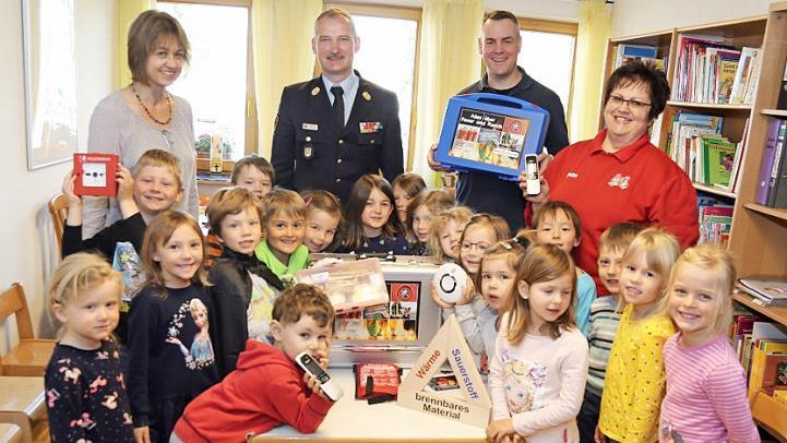 Die Kinder, im Hintergrund der Kindertagesstätte Pinzberg mit (hinten v. l.) Claudia Weigand, Oliver Flake, Florian Ramsl und Petra Greif Foto: Franz Galster