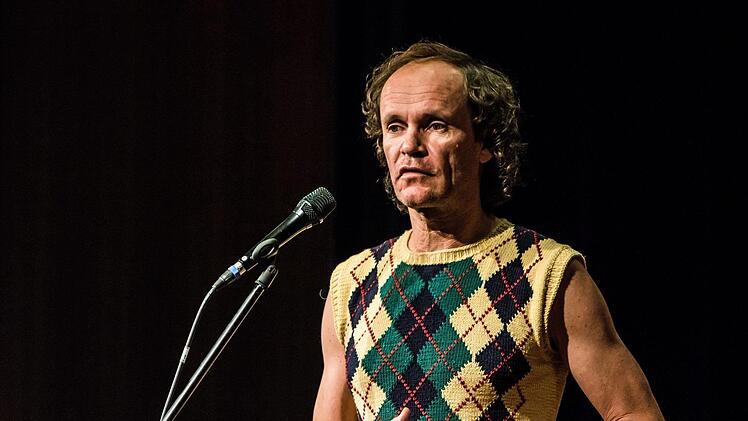 Mit Hintersinn und Selbst-Ironie: Olaf Schubert begeisterte seine zahlreichen Fans im ausverkauften Coburger Kongresshaus.Foto: Jochen Berger