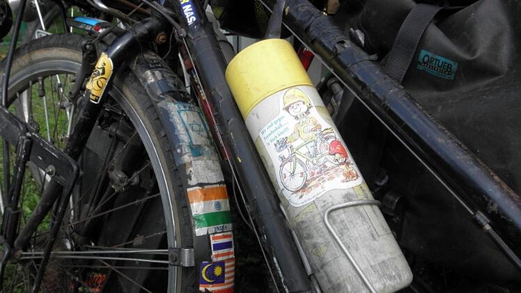 Aufkleber aus aller Herren L&auml;nder zeugen von der Weltreise. Foto: Barbara Enders