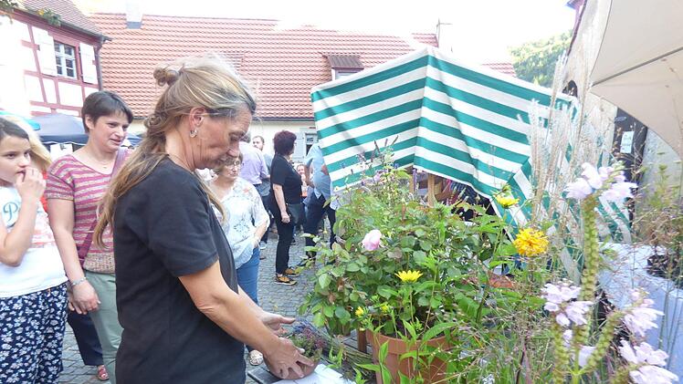 Die Staudengärtnerin und Gartenpädagogin Martina Pausch aus  Althaidhof war mit ihrem Staudenverkauf sehr zufrieden. Foto: Thomas Weichert