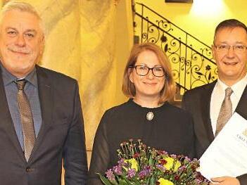 Als Dank für seine langjährigen Verdienste erhielt Roland Eibl die Kommunale Dankurkunde des Freistaates Bayern. Das Bild zeigt von links OB Norbert Tessmer sowie Birgit und Roland Eibl. Foto: Desombre