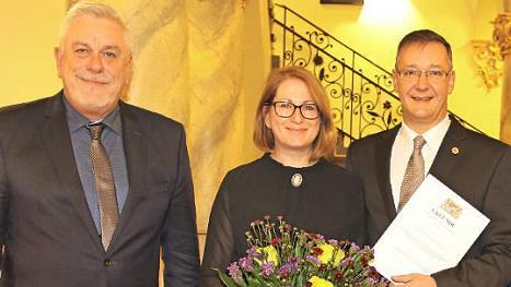 Als Dank für seine langjährigen Verdienste erhielt Roland Eibl die Kommunale Dankurkunde des Freistaates Bayern. Das Bild zeigt von links OB Norbert Tessmer sowie Birgit und Roland Eibl. Foto: Desombre
