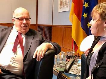 Yvonne Engel mit Wirtschaftsminister Peter altmaier in dessen B&uuml;ro. Foto: Matthias Engel