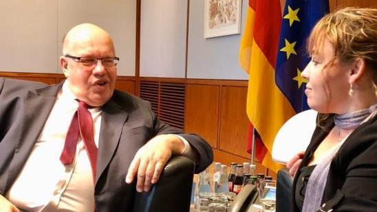 Yvonne Engel mit Wirtschaftsminister Peter altmaier in dessen B&uuml;ro. Foto: Matthias Engel