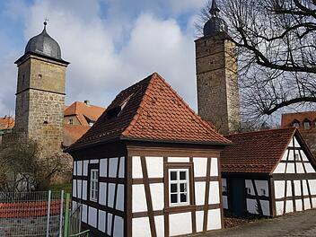 Blickfang im Schatten von Gänse- (links) und Grauturm (rechts): die beiden Kellerhäuschen im Süden der Stadtmauer. Foto: Eckehard Kiesewetter