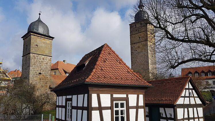 Blickfang im Schatten von Gänse- (links) und Grauturm (rechts): die beiden Kellerhäuschen im Süden der Stadtmauer. Foto: Eckehard Kiesewetter