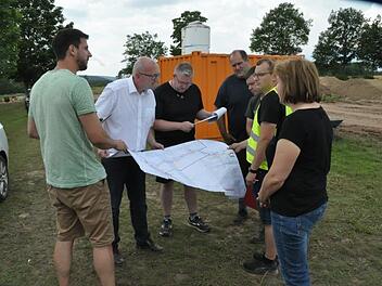 Gemeindevertreter und die am Ausbau des Baugebietes "Bei der Schule" in Pfarrweisach beteiligten unternehmen treffen sich einmal wöchentlich zu einem Abstimmungsgespräch. Unser Bild zeigt Stefan Döbereiner vom Architekturbüro, Bürgermeister Markus Oppelt, seinen Stellvertreter Christoph Göttel, Baureferent Frank Schmidt, Dritten Bürgermeister Sebastian Bock, Henry Neubauer von der Baufirma und stellvertretende Baureferentin Sonja Appel (von links) im Gespräch. Foto: Simon Albrecht
