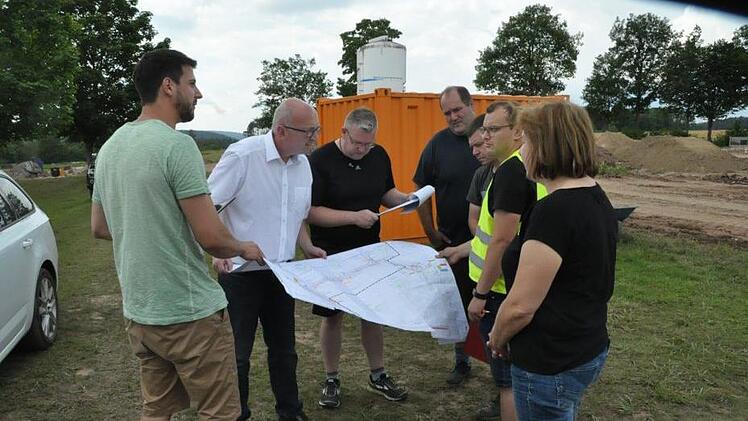 Gemeindevertreter und die am Ausbau des Baugebietes "Bei der Schule" in Pfarrweisach beteiligten unternehmen treffen sich einmal wöchentlich zu einem Abstimmungsgespräch. Unser Bild zeigt Stefan Döbereiner vom Architekturbüro, Bürgermeister Markus Oppelt, seinen Stellvertreter Christoph Göttel, Baureferent Frank Schmidt, Dritten Bürgermeister Sebastian Bock, Henry Neubauer von der Baufirma und stellvertretende Baureferentin Sonja Appel (von links) im Gespräch. Foto: Simon Albrecht