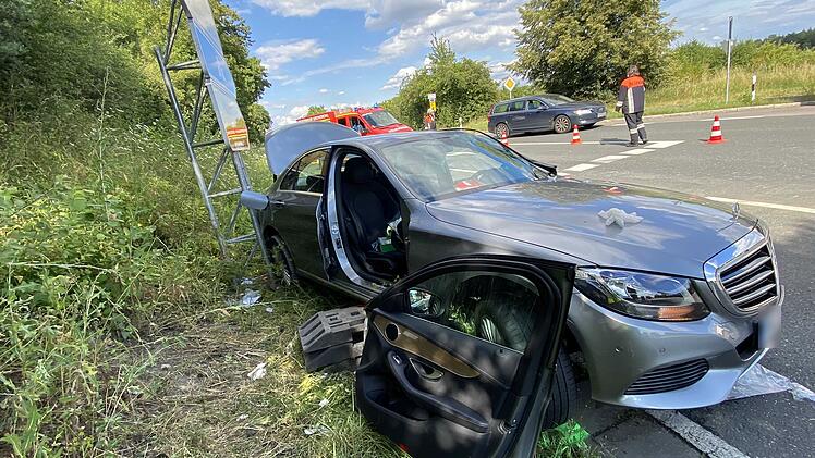 Der Fahrer des Lastwagens blieb unverletzt, die Insassen des Autos mussten mit schweren Verletzungen ins Krankenhaus gebracht werden.
