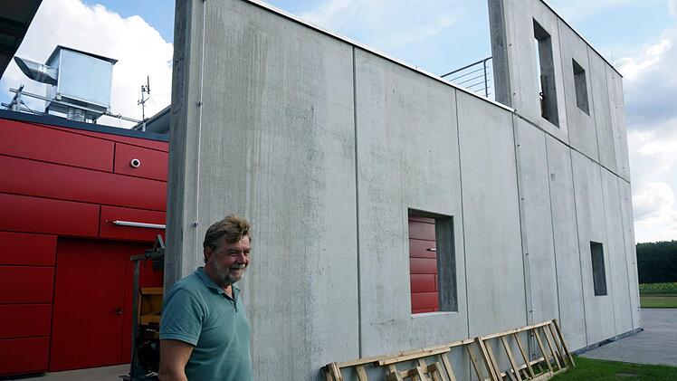 Bürgermeister Horst Rehder begutachtete auch den überdachten Waschplatz mit der Übungswand. Richard Sänger