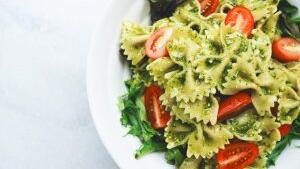 Nudelsalat mit Basilikum-Pesto