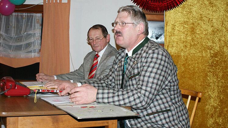 Die "Staatsdiener" Georg Spindler (vorne) und Helmut Baumer wussten allerlei aus dem kommunalen Geschehen zu berichten.