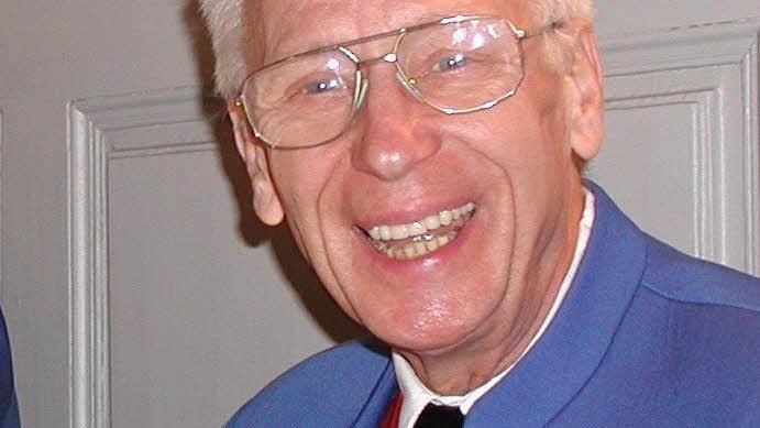 Ein glänzendes Gespann: Bernhard Hering liebte seine Tuba wegen ihres satten Tons. Jetzt hat er sein Instrument verkauft, um sich nach 75 Jahren musikalisch zur Ruhe zu setzen.  Foto: Johanna Eckert