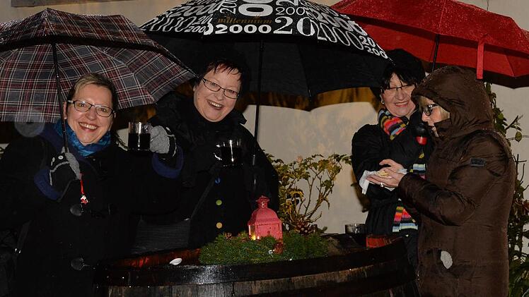Gut gelaunt trotz des Regens: Susanne Wolfschmidt und Florence Rößler sowie weitere Besucherinnen des Weihnachtsmarktes