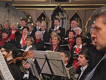 Chor und Orchester spielen in der Messe zusammen. Fotos: Gerd Schaar