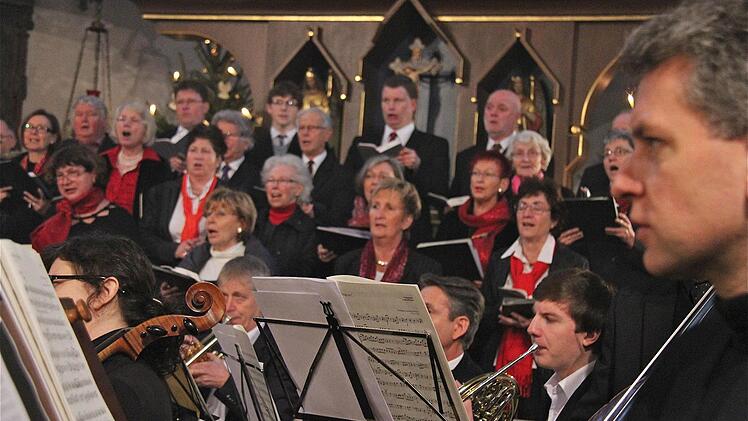 Chor und Orchester spielen in der Messe zusammen. Fotos: Gerd Schaar