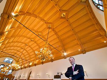 Der Vereinsvorsitzende der «Altstadtfreunde Nürnberg», Karl-Heinz Enderle, steht im Historischen Rathaussaal in Nürnberg. Archivfoto: Daniel Karmann/dpa