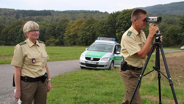 Polizeioberkommissar Reinhard Kuklinski und Polizeihauptmeisterin Carolin Rahn an der Staatsstraße zwischen Wildflecken und Oberweißenbrun. Foto: Seb. Vogt