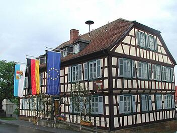 Es wird noch einige Zeit dauern, bis - wie auf diesem Archivbild - am Rathaus von Untermerzbach wieder die Fahnen wehen. Die Sanierungsarbeiten sind im Zeitplan, sagte Bürgermeister Helmut Dietz bei der Gemeinderatsitzung am Montag. Im zweiten Stock sollen die Arbeiten zu Pfingsten abgeschlossen sein.  Foto: Helmut Will