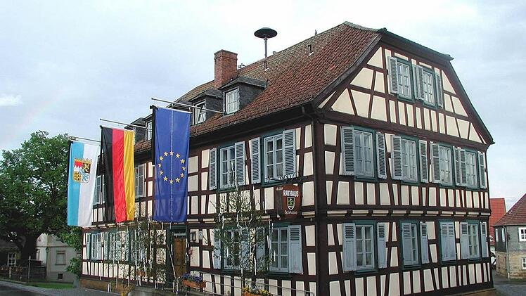 Es wird noch einige Zeit dauern, bis - wie auf diesem Archivbild - am Rathaus von Untermerzbach wieder die Fahnen wehen. Die Sanierungsarbeiten sind im Zeitplan, sagte Bürgermeister Helmut Dietz bei der Gemeinderatsitzung am Montag. Im zweiten Stock sollen die Arbeiten zu Pfingsten abgeschlossen sein.  Foto: Helmut Will