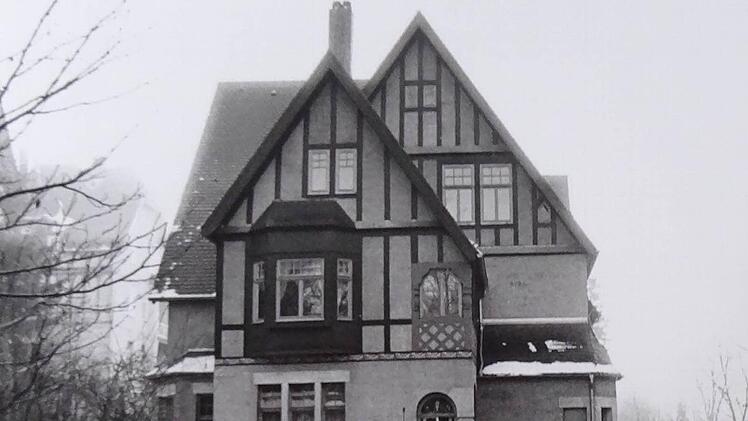 Der auf der Gartenseite angelegte Giebelbau mit Veranda und Erkern auf einer historischen Aufnahme.Foto: Archiv