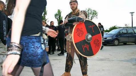 Minirock meets Mittelalter: Gegensätze ziehen sich auch beim Ragnarök-Festival an.